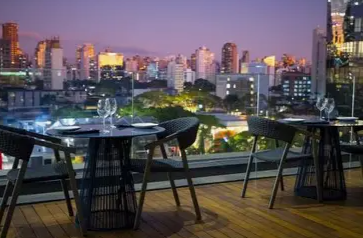 Ambientação executiva no Rooftop Baleia